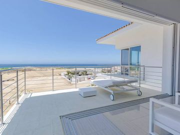 Casa con vista al mar, dos pisos, cochera, jardín, alberca, terraza, sala de juegos, area para practicar golf en Pacific Ocean, Cabo San Lucas.