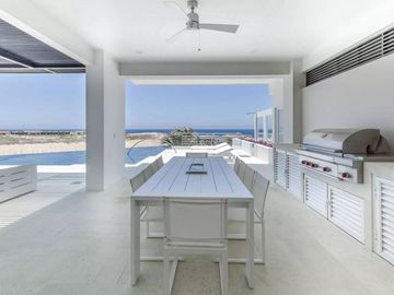 Casa con vista al mar, dos pisos, cochera, jardín, alberca, terraza, sala de juegos, area para practicar golf en Pacific Ocean, Cabo San Lucas.