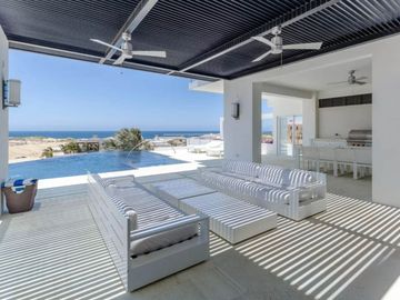 Casa con vista al mar, dos pisos, cochera, jardín, alberca, terraza, sala de juegos, area para practicar golf en Pacific Ocean, Cabo San Lucas.