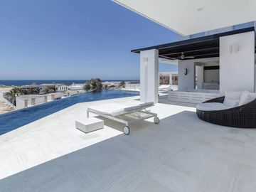 Casa con vista al mar, dos pisos, cochera, jardín, alberca, terraza, sala de juegos, area para practicar golf en Pacific Ocean, Cabo San Lucas.