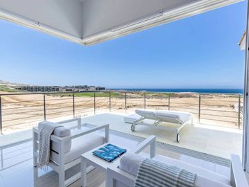 Casa con vista al mar, dos pisos, cochera, jardín, alberca, terraza, sala de juegos, area para practicar golf en Pacific Ocean, Cabo San Lucas.