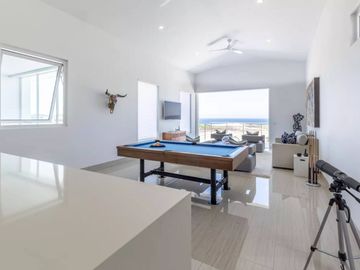 Casa con vista al mar, dos pisos, cochera, jardín, alberca, terraza, sala de juegos, area para practicar golf en Pacific Ocean, Cabo San Lucas.