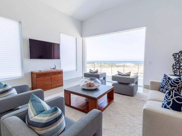 Casa con vista al mar, dos pisos, cochera, jardín, alberca, terraza, sala de juegos, area para practicar golf en Pacific Ocean, Cabo San Lucas.