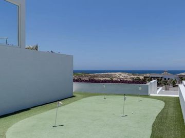 Casa con vista al mar, dos pisos, cochera, jardín, alberca, terraza, sala de juegos, area para practicar golf en Pacific Ocean, Cabo San Lucas.