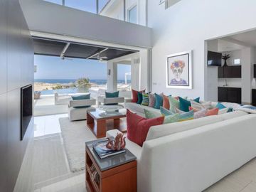Casa con vista al mar, dos pisos, cochera, jardín, alberca, terraza, sala de juegos, area para practicar golf en Pacific Ocean, Cabo San Lucas.