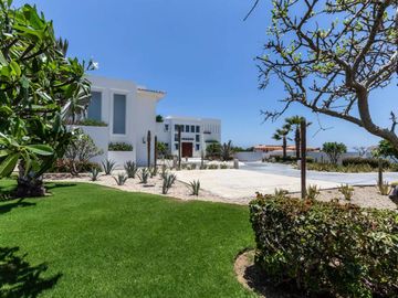 Casa con vista al mar, dos pisos, cochera, jardín, alberca, terraza, sala de juegos, area para practicar golf en Pacific Ocean, Cabo San Lucas.