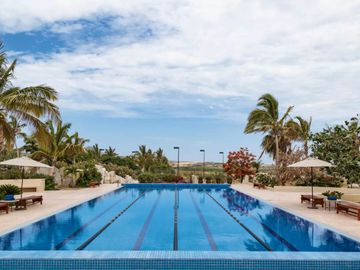 Casa con vista al mar, dos pisos, cochera, jardín, alberca, terraza, sala de juegos, area para practicar golf en Pacific Ocean, Cabo San Lucas.