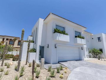 Casa con vista al mar, dos pisos, cochera, jardín, alberca, terraza, sala de juegos, area para practicar golf en Pacific Ocean, Cabo San Lucas.