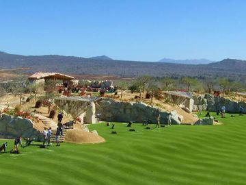 Casa con vista al mar, dos pisos, cochera, jardín, alberca, terraza, sala de juegos, area para practicar golf en Pacific Ocean, Cabo San Lucas.