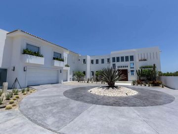 Casa con vista al mar, dos pisos, cochera, jardín, alberca, terraza, sala de juegos, area para practicar golf en Pacific Ocean, Cabo San Lucas.