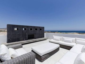 Casa con vista al mar, dos pisos, cochera, jardín, alberca, terraza, sala de juegos, area para practicar golf en Pacific Ocean, Cabo San Lucas.