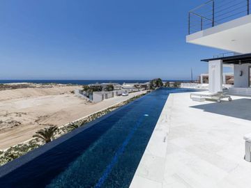 Casa con vista al mar, dos pisos, cochera, jardín, alberca, terraza, sala de juegos, area para practicar golf en Pacific Ocean, Cabo San Lucas.