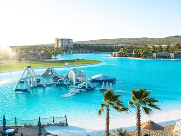 Casa con vista al mar, dos pisos, cochera, jardín, alberca, terraza, sala de juegos, area para practicar golf en Pacific Ocean, Cabo San Lucas.