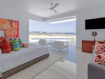 Casa con vista al mar, dos pisos, cochera, jardín, alberca, terraza, sala de juegos, area para practicar golf en Pacific Ocean, Cabo San Lucas.