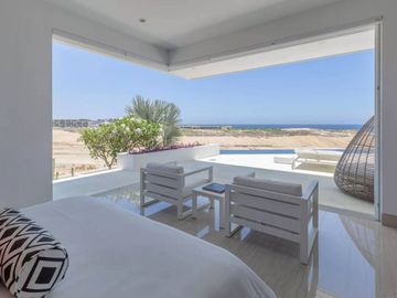 Casa con vista al mar, dos pisos, cochera, jardín, alberca, terraza, sala de juegos, area para practicar golf en Pacific Ocean, Cabo San Lucas.