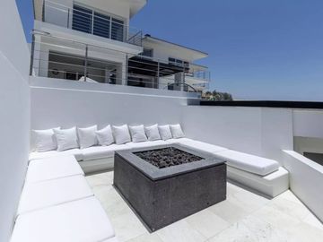 Casa con vista al mar, dos pisos, cochera, jardín, alberca, terraza, sala de juegos, area para practicar golf en Pacific Ocean, Cabo San Lucas.