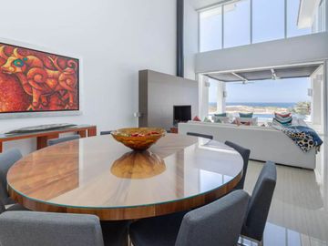 Casa con vista al mar, dos pisos, cochera, jardín, alberca, terraza, sala de juegos, area para practicar golf en Pacific Ocean, Cabo San Lucas.