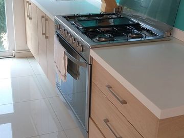 En venta departamento exterior con elevador, bussisnes center y salón de eventos, a 5 mins del metro San Joaquin.