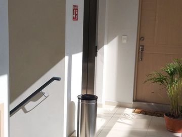 En venta departamento exterior con elevador, bussisnes center y salón de eventos, a 5 mins del metro San Joaquin.