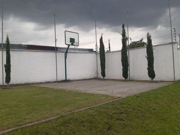 SE VENDE CASA DENTRO DE URBANIZACIÓN, A POCOS METROS DEL CC SAN LUIS