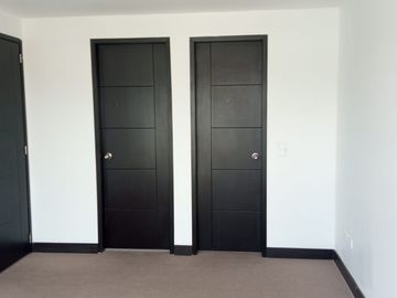 SE VENDE CASA DENTRO DE URBANIZACIÓN, A POCOS METROS DEL CC SAN LUIS