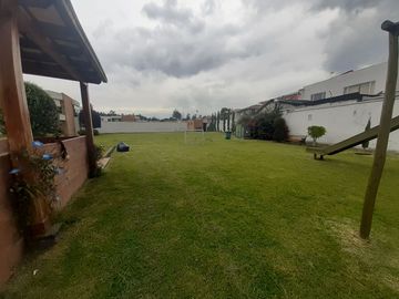 SE VENDE CASA DENTRO DE URBANIZACIÓN, A POCOS METROS DEL CC SAN LUIS