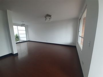 SE VENDE CASA DENTRO DE URBANIZACIÓN, A POCOS METROS DEL CC SAN LUIS