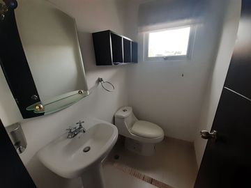 SE VENDE CASA DENTRO DE URBANIZACIÓN, A POCOS METROS DEL CC SAN LUIS