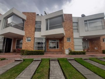 SE VENDE CASA DENTRO DE URBANIZACIÓN, A POCOS METROS DEL CC SAN LUIS