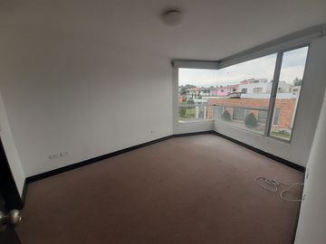 SE VENDE CASA DENTRO DE URBANIZACIÓN, A POCOS METROS DEL CC SAN LUIS
