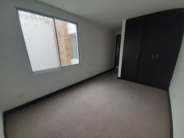 SE VENDE CASA DENTRO DE URBANIZACIÓN, A POCOS METROS DEL CC SAN LUIS