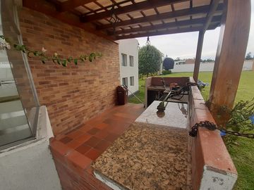 SE VENDE CASA DENTRO DE URBANIZACIÓN, A POCOS METROS DEL CC SAN LUIS