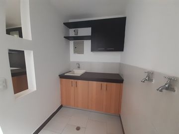 SE VENDE CASA DENTRO DE URBANIZACIÓN, A POCOS METROS DEL CC SAN LUIS