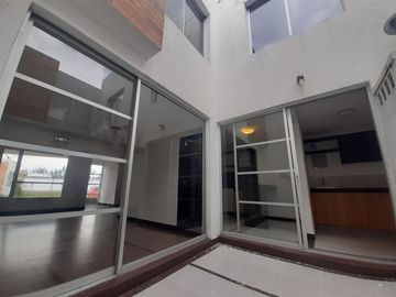SE VENDE CASA DENTRO DE URBANIZACIÓN, A POCOS METROS DEL CC SAN LUIS