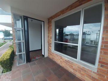 SE VENDE CASA DENTRO DE URBANIZACIÓN, A POCOS METROS DEL CC SAN LUIS