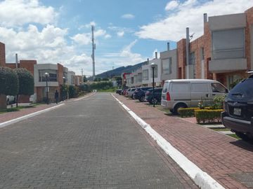 SE VENDE CASA DENTRO DE URBANIZACIÓN, A POCOS METROS DEL CC SAN LUIS