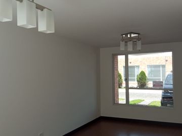 SE VENDE CASA DENTRO DE URBANIZACIÓN, A POCOS METROS DEL CC SAN LUIS