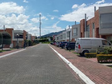 SE VENDE CASA DENTRO DE URBANIZACIÓN, A POCOS METROS DEL CC SAN LUIS
