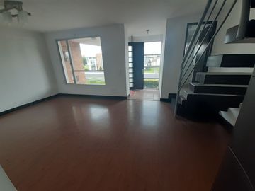 SE VENDE CASA DENTRO DE URBANIZACIÓN, A POCOS METROS DEL CC SAN LUIS