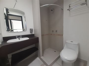 SE VENDE CASA DENTRO DE URBANIZACIÓN, A POCOS METROS DEL CC SAN LUIS