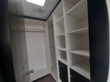SE VENDE CASA DENTRO DE URBANIZACIÓN, A POCOS METROS DEL CC SAN LUIS
