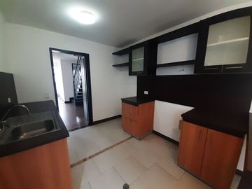 SE VENDE CASA DENTRO DE URBANIZACIÓN, A POCOS METROS DEL CC SAN LUIS