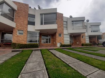 SE VENDE CASA DENTRO DE URBANIZACIÓN, A POCOS METROS DEL CC SAN LUIS