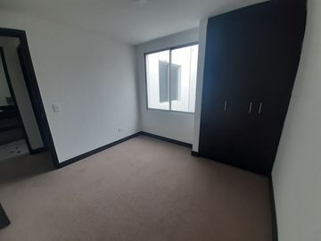 SE VENDE CASA DENTRO DE URBANIZACIÓN, A POCOS METROS DEL CC SAN LUIS