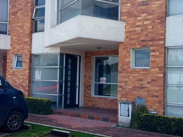 SE VENDE CASA DENTRO DE URBANIZACIÓN, A POCOS METROS DEL CC SAN LUIS