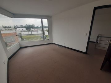 SE VENDE CASA DENTRO DE URBANIZACIÓN, A POCOS METROS DEL CC SAN LUIS