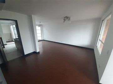 SE VENDE CASA DENTRO DE URBANIZACIÓN, A POCOS METROS DEL CC SAN LUIS