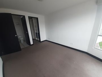 SE VENDE CASA DENTRO DE URBANIZACIÓN, A POCOS METROS DEL CC SAN LUIS