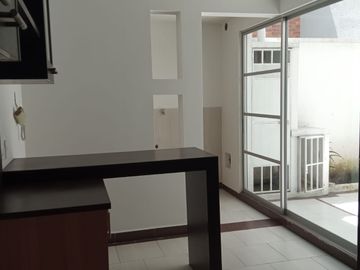 SE VENDE CASA DENTRO DE URBANIZACIÓN, A POCOS METROS DEL CC SAN LUIS