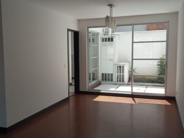 SE VENDE CASA DENTRO DE URBANIZACIÓN, A POCOS METROS DEL CC SAN LUIS
